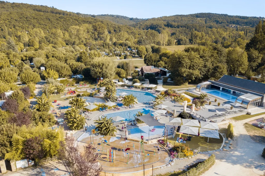 Vue aérienne du camping Le Paradis à Saint-Léon sur Vézère en Dordogne