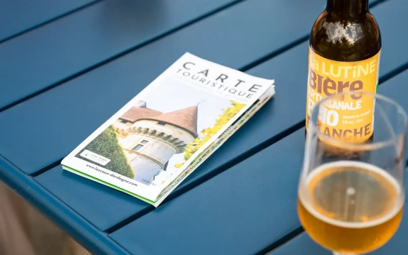 Un verre en terrasse à Rouffignac Saint cernin de reilhac - bière du périgord