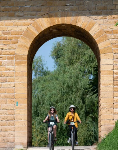 Balade à vélo sous le pont de Limeuil en Dordogne