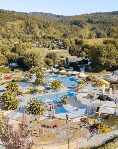 Vue aérienne du camping Le Paradis à Saint-Léon sur Vézère en Dordogne